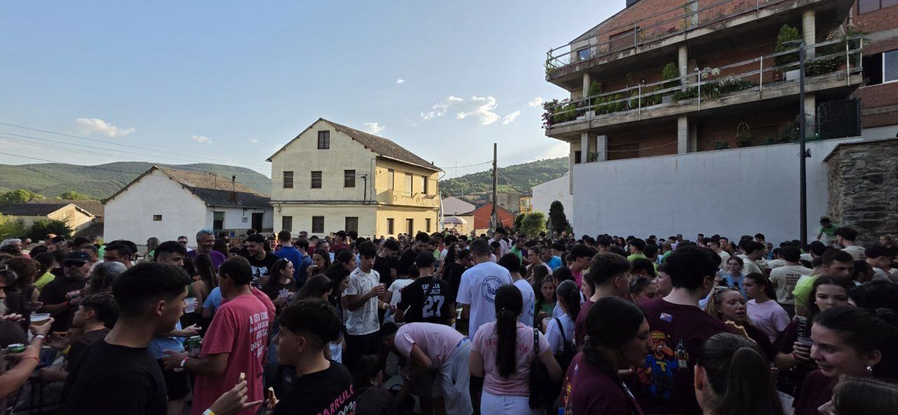 Multitud de personas disfrutando en la fiesta del Sábado de Peñas en Toral de los Vados