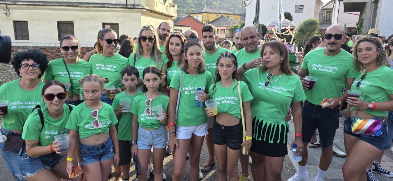 Grupo de personas celebrando en la fiesta del Sábado de Peñas en Toral de los Vados