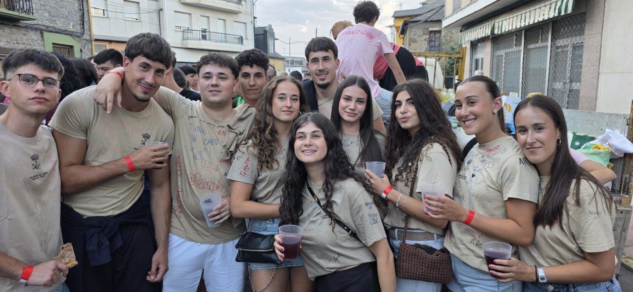 Grupo de jóvenes disfrutando en la fiesta del Sábado de Peñas en Toral de los Vados