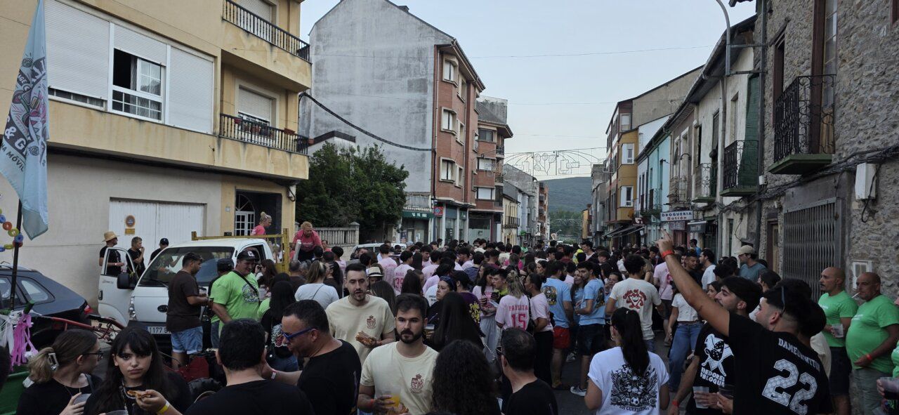 Multitud de personas disfrutando en las calles de Toral de los Vados durante la fiesta