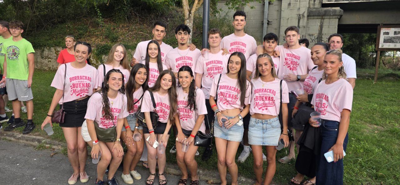 Grupo de jóvenes disfrutando en la fiesta del Sábado de Peñas en Toral de los Vados