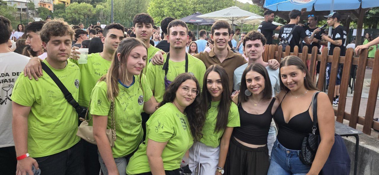 Grupo de jóvenes disfrutando en la fiesta del Sábado de Peñas en Toral de los Vados