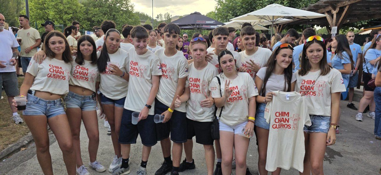Grupo de jóvenes celebrando en el Sábado de Peñas en Toral de los Vados