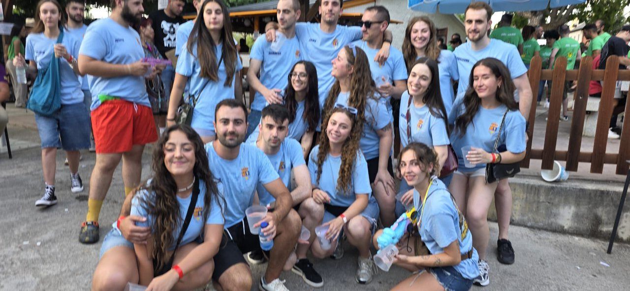 Grupo de jóvenes disfrutando en la fiesta del Sábado de Peñas en Toral de los Vados