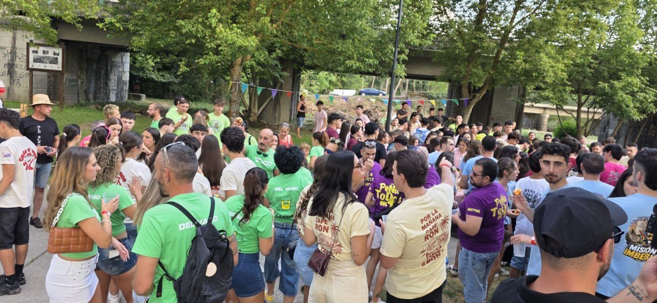 Celebración del Sábado de Peñas en Toral de los Vados con mucha gente y ambiente festivo.
