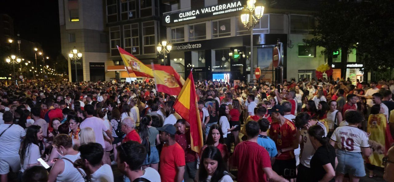 Multitud celebrando la victoria de España en Ponferrada con banderas