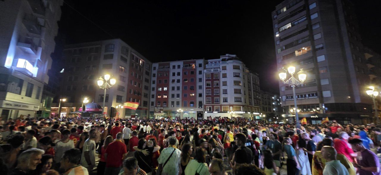 Multitud de aficionados celebrando la victoria de España en Ponferrada