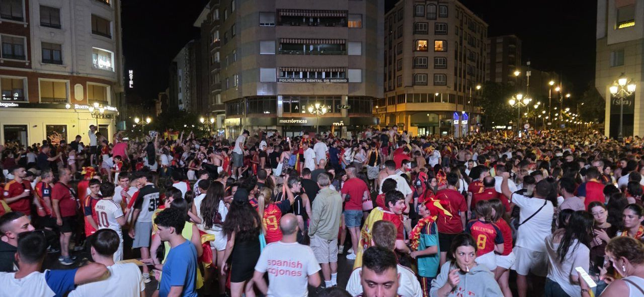 Multitud de aficionados celebrando la victoria de España en Ponferrada