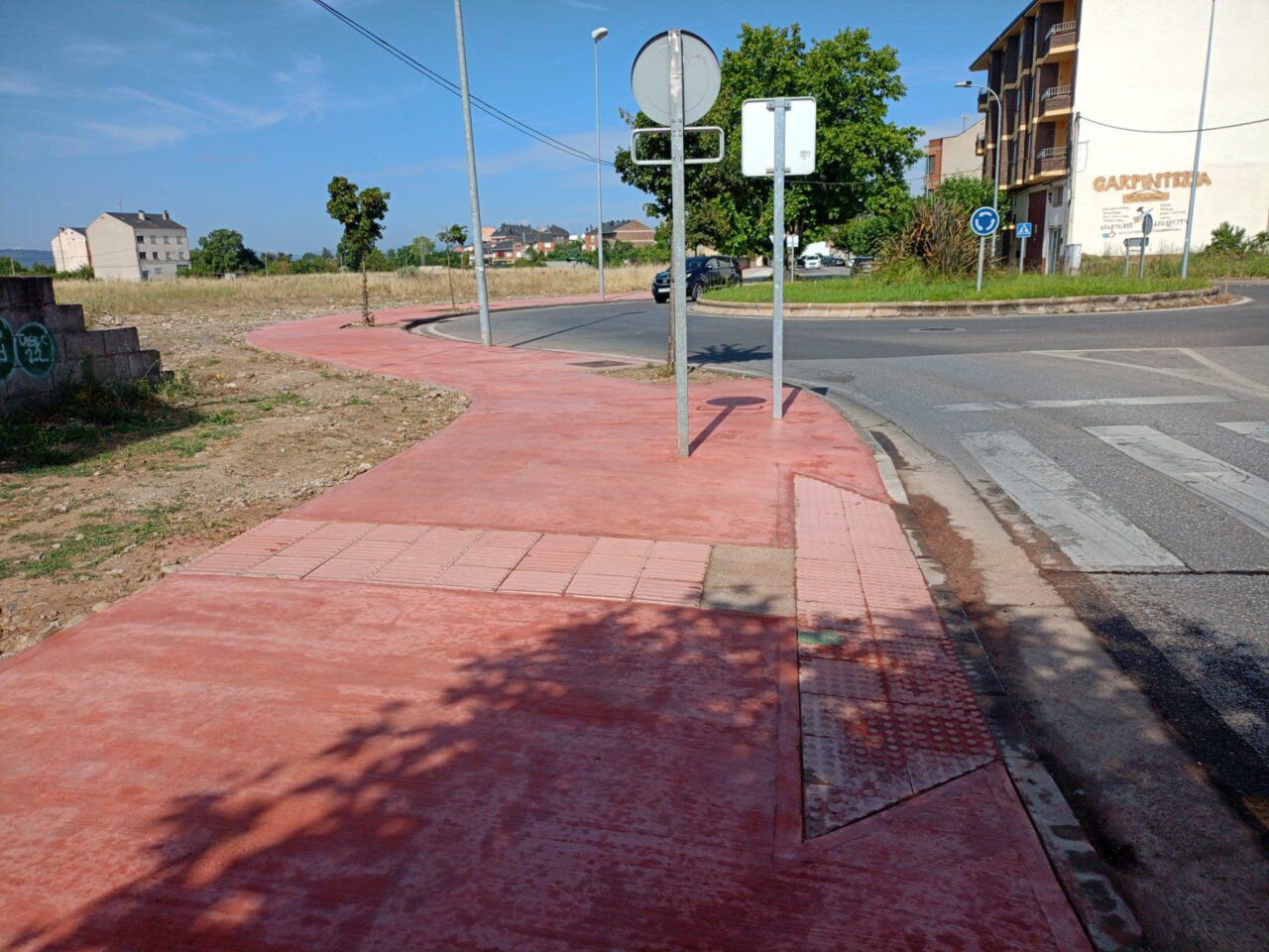Aceras recién mejoradas en el barrio de La Placa, Ponferrada.