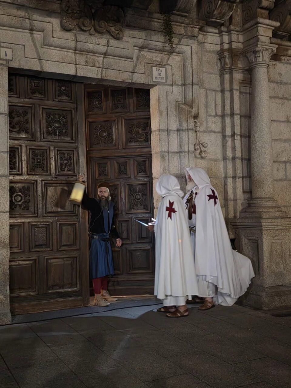 Caballeros templarios entregando llaves en Ponferrada