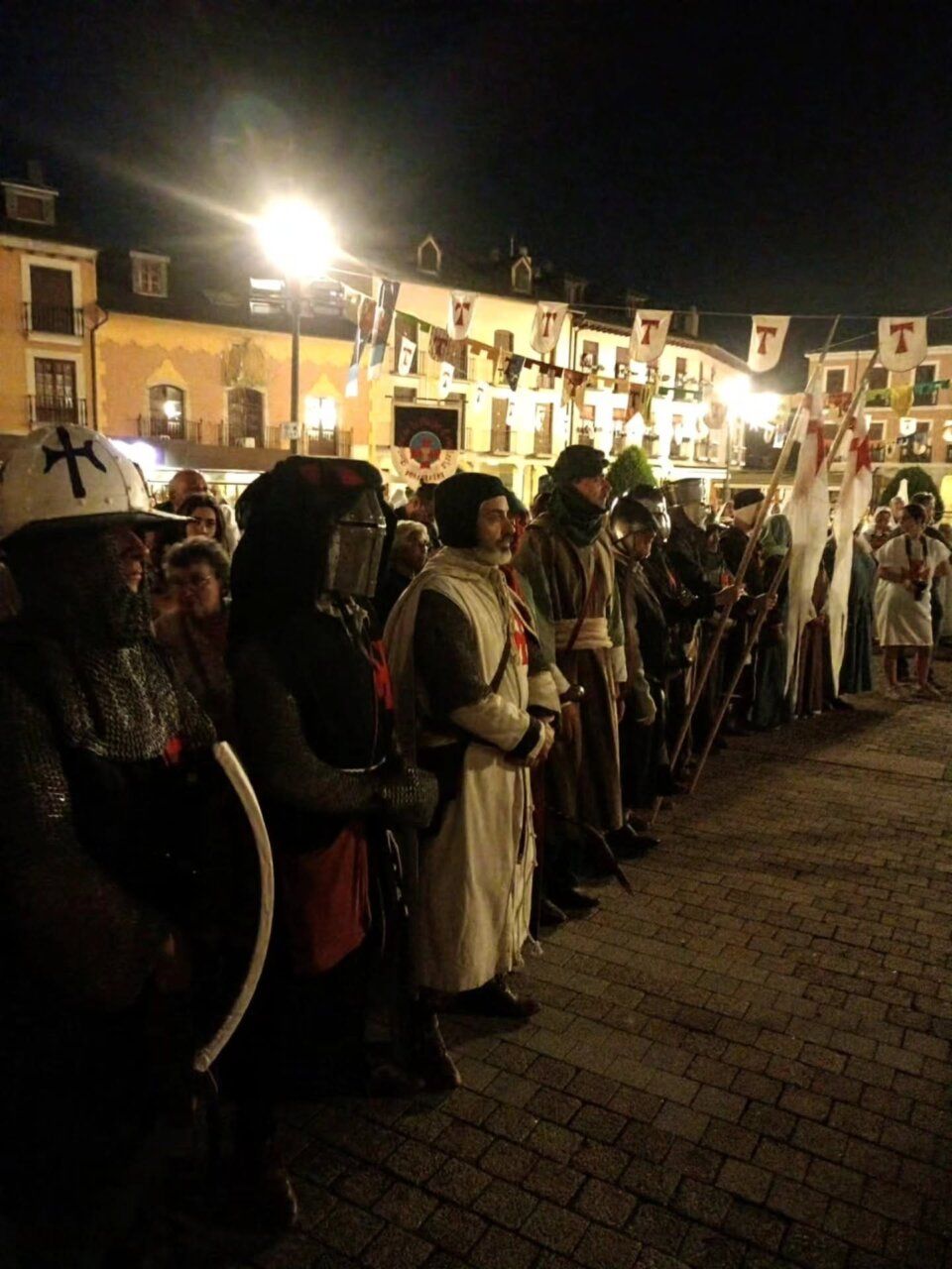 Caballeros templarios en la Plaza del Ayuntamiento durante la Noche Templaria