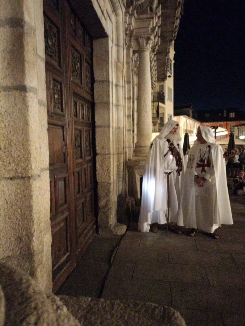 Caballeros templarios en la Plaza del Ayuntamiento durante la Quiebra de Luna