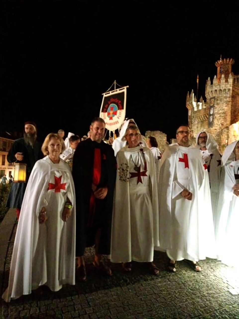 Participantes en la Quiebra de Luna vestidos de templarios en Ponferrada