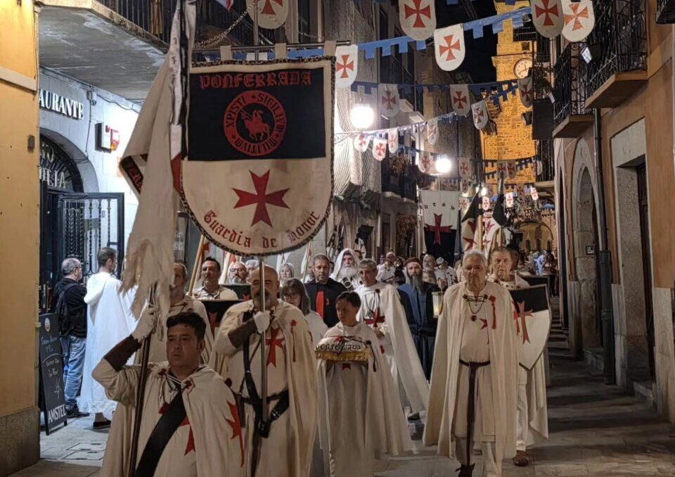Desfile de caballeros templarios en Ponferrada durante la Noche Templaria