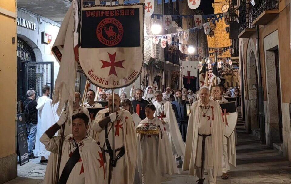 Desfile de caballeros templarios en Ponferrada durante la Noche Templaria