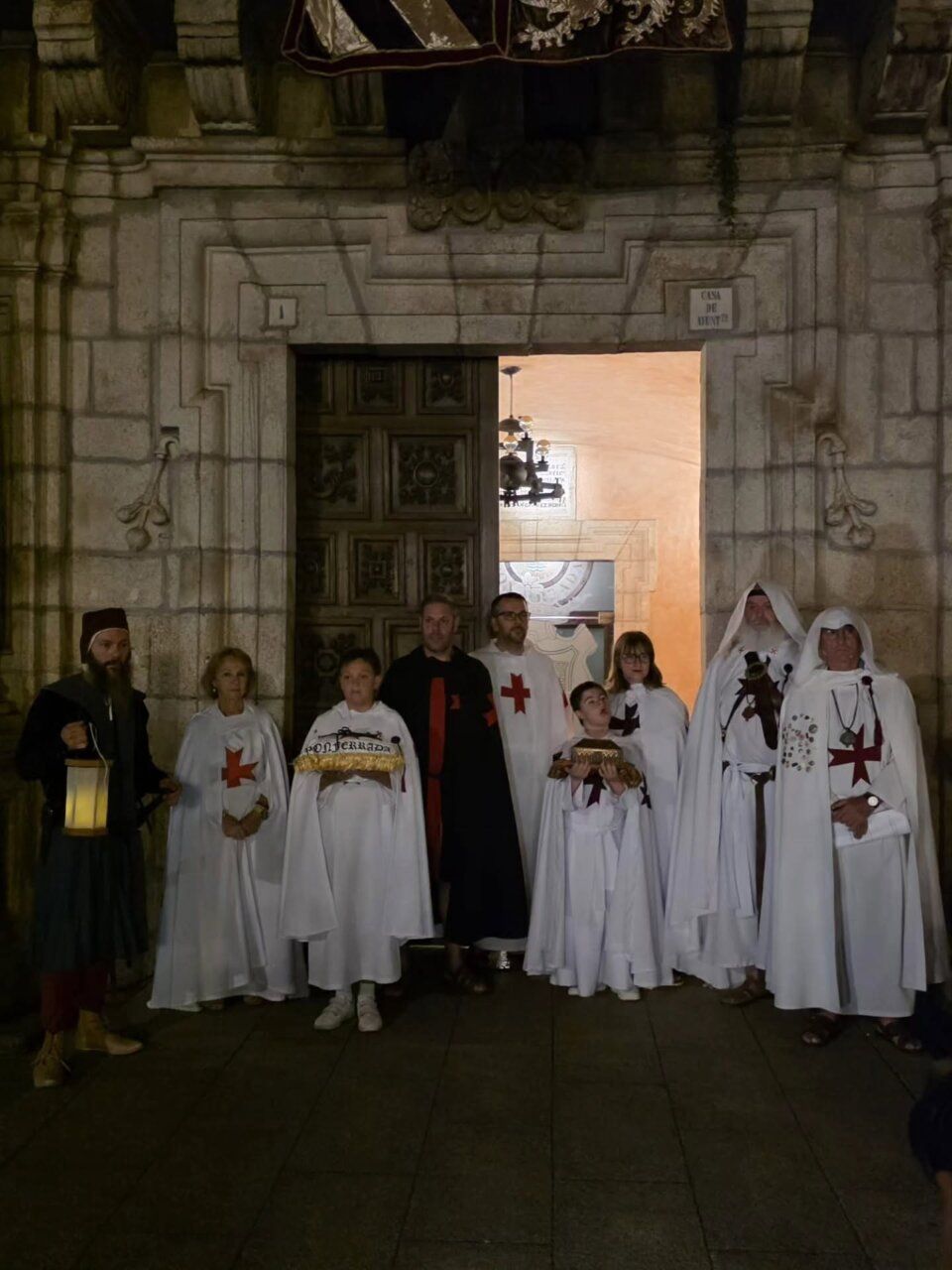 Grupo de personas vestidas de templarios en la Quiebra de Luna