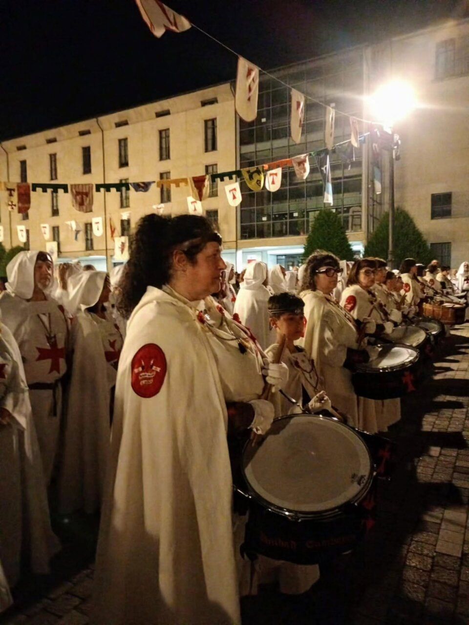 Participantes en la Quiebra de Luna con trajes medievales en Ponferrada