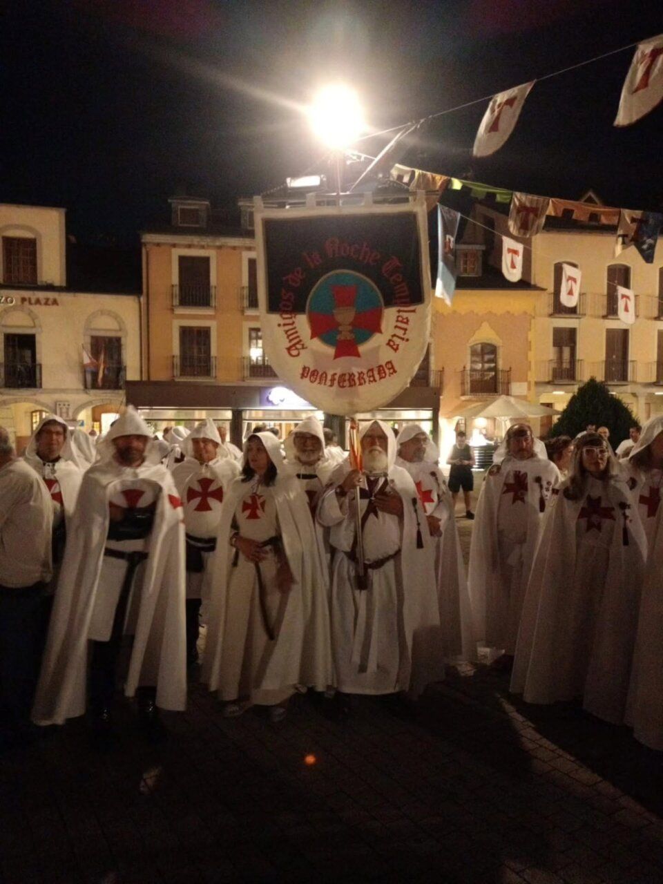 Grupo de personas vestidas de templarios en la Noche Templaria en Ponferrada