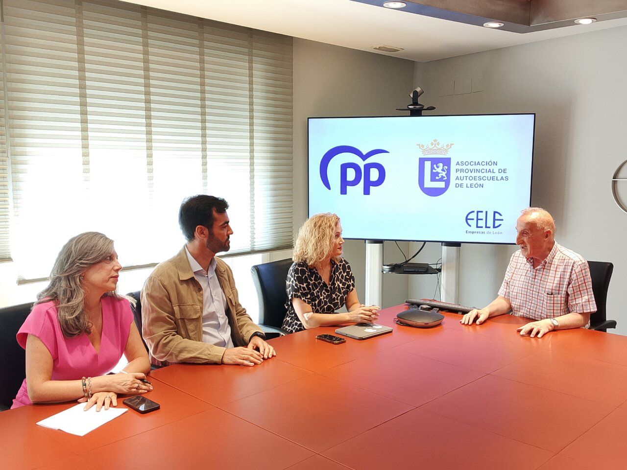 Reunión del PP con representantes de autoescuelas en León