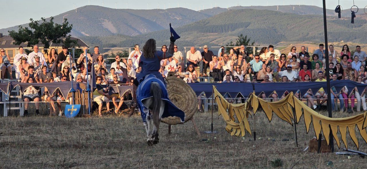 Participante montando a caballo en el Torneo de Caballeros en Ponferrada
