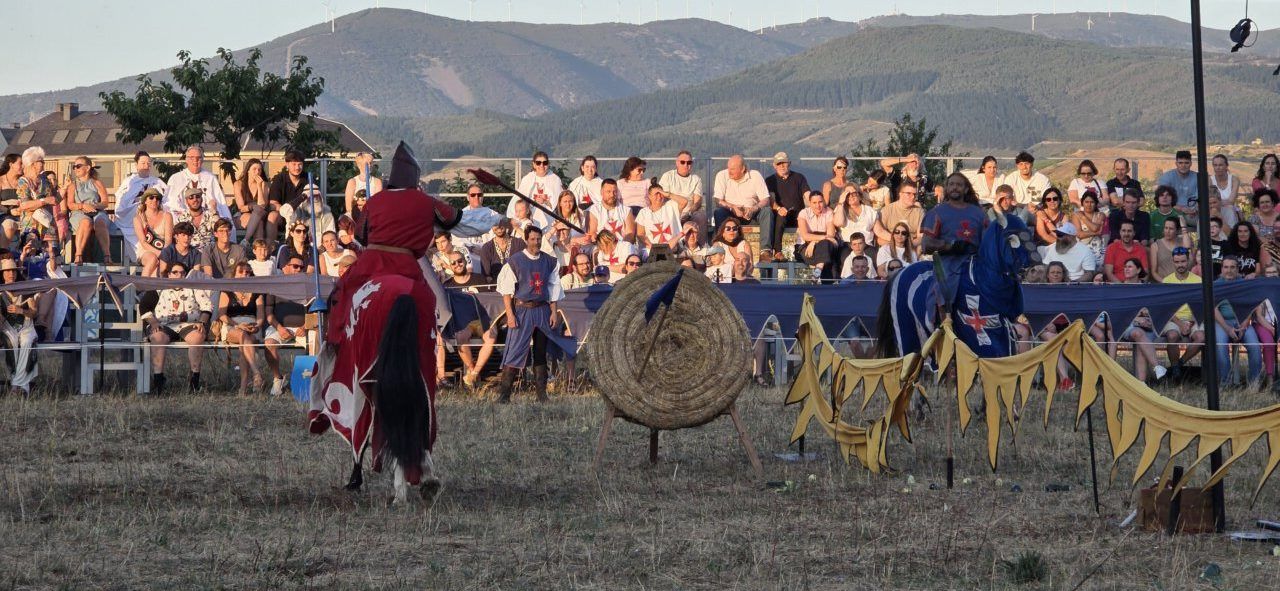 Caballeros en un torneo medieval con público en Ponferrada