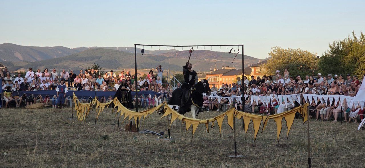 Caballero en torneo medieval con público en Ponferrada