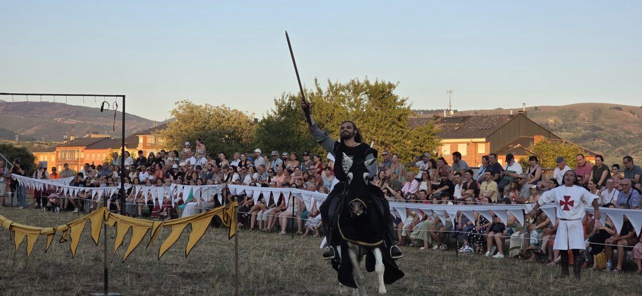 Caballero medieval en torneo con público animado en Ponferrada