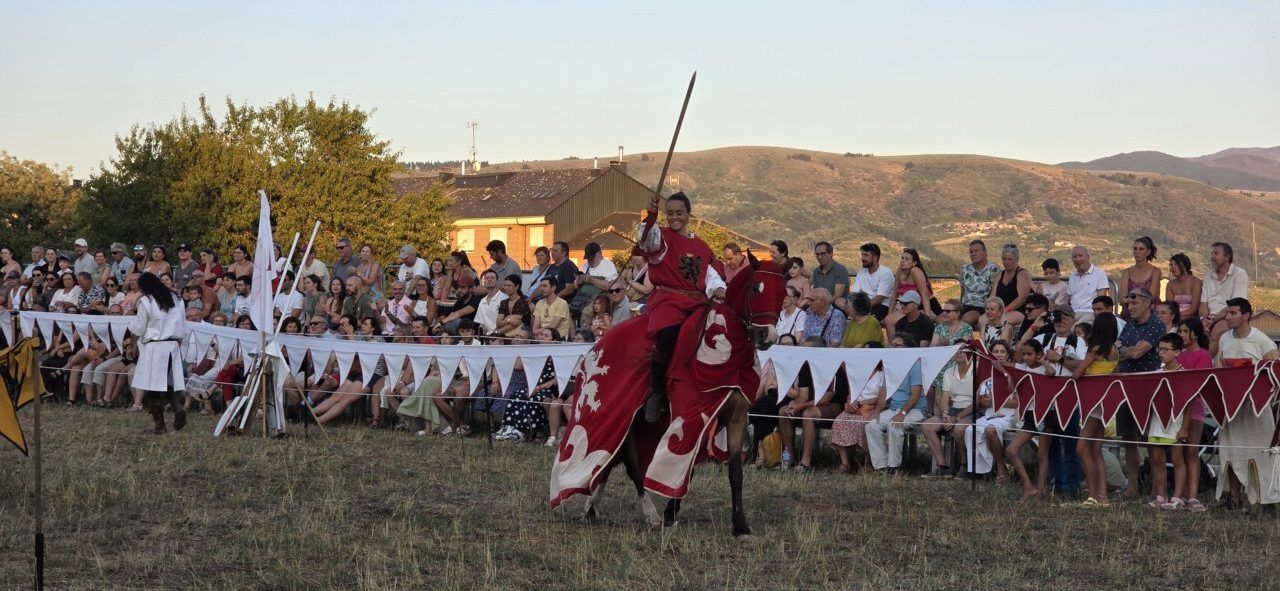 Caballero en armadura roja montando un caballo en un torneo medieval