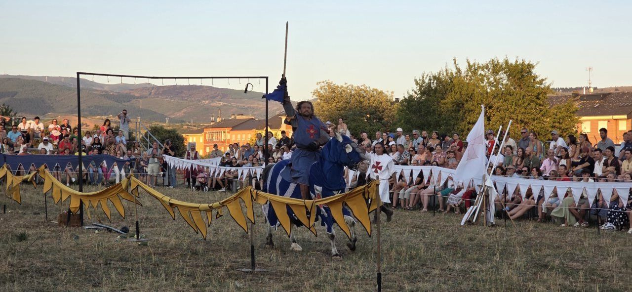 Caballero en torneo medieval montando un caballo con armadura