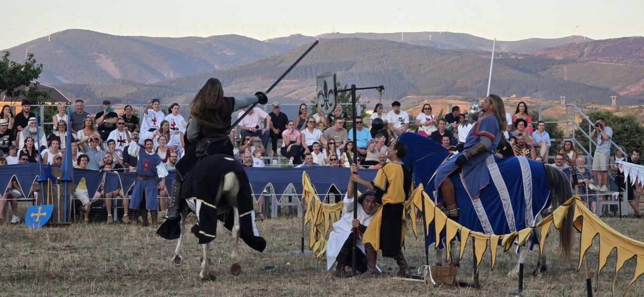 Caballeros en un torneo medieval con armaduras y lanzas en Ponferrada