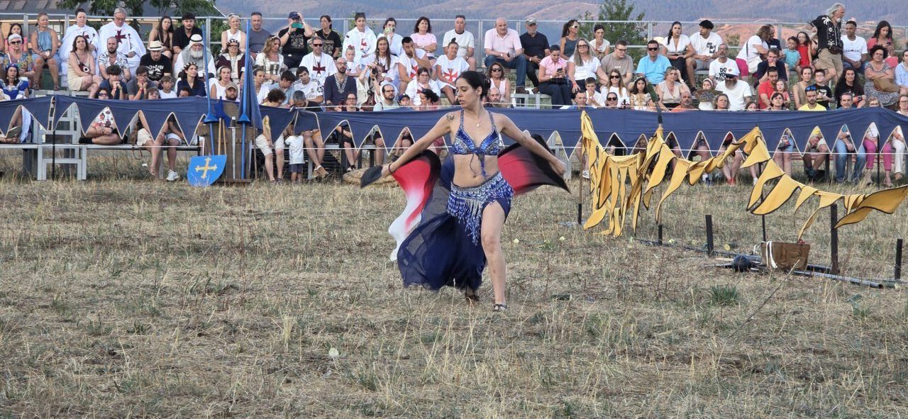 Mujer bailando en el Torneo de Caballeros en Ponferrada