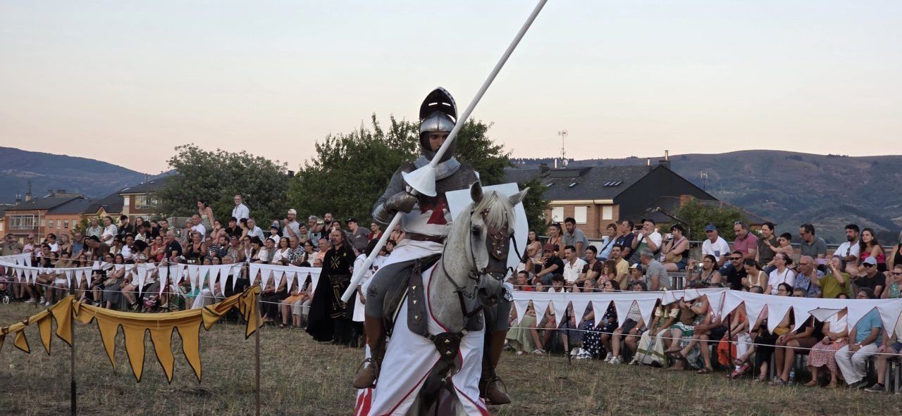 Caballero en armadura con lanza durante el Torneo de Caballeros en Ponferrada