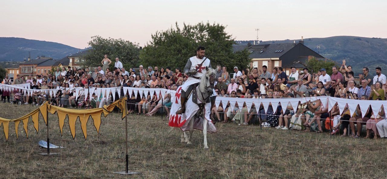 Caballero en armadura participando en torneo medieval con público animado