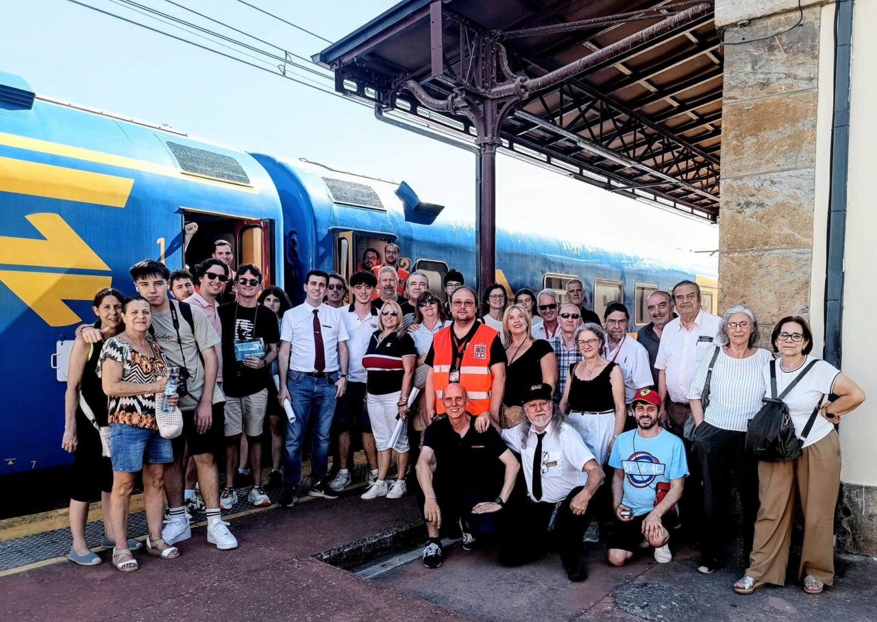 Grupo de personas junto al tren de los 80 en Toral de los Vados