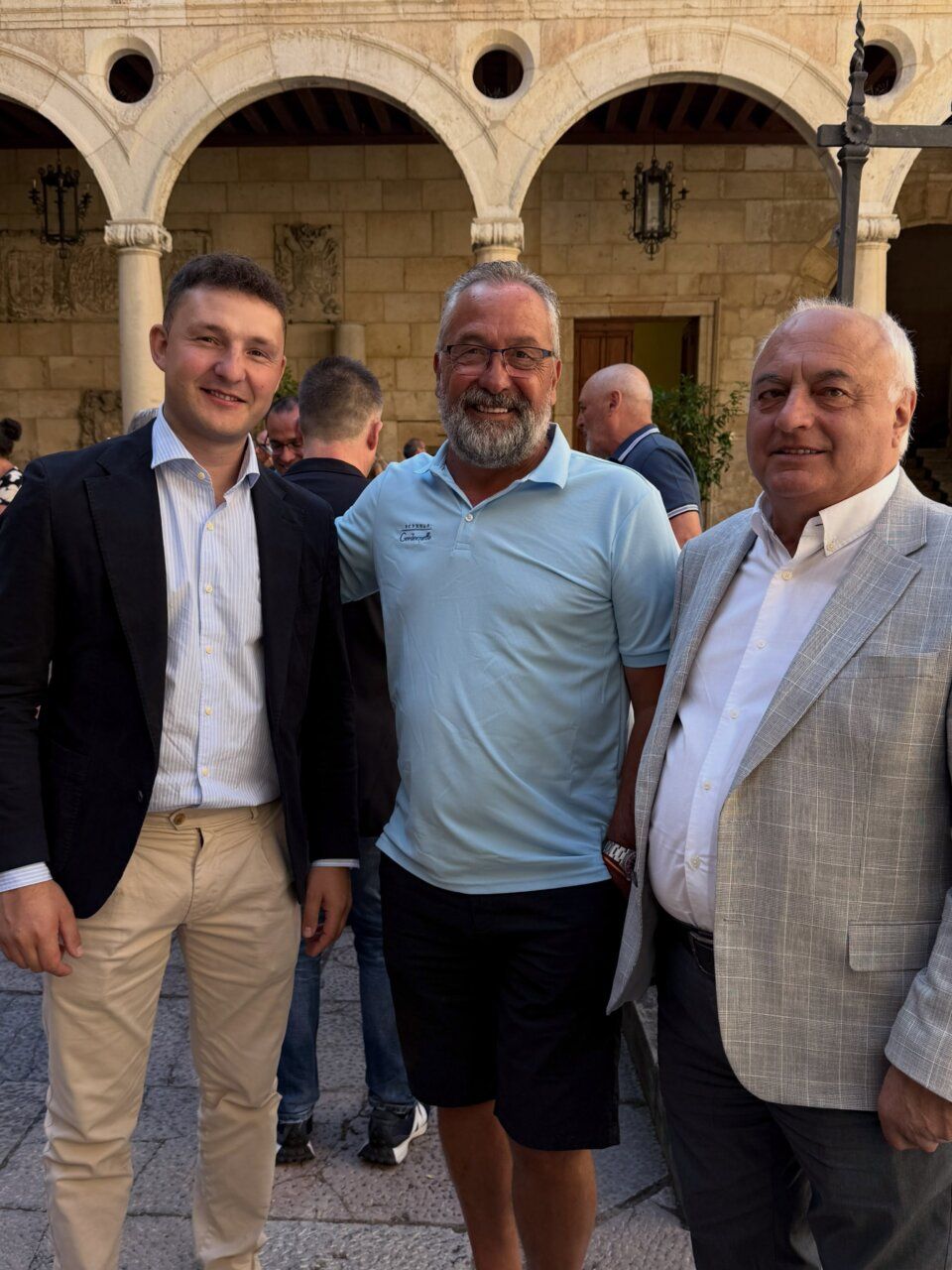 Entrega de los V Premios Pisado en León con asistentes sonrientes