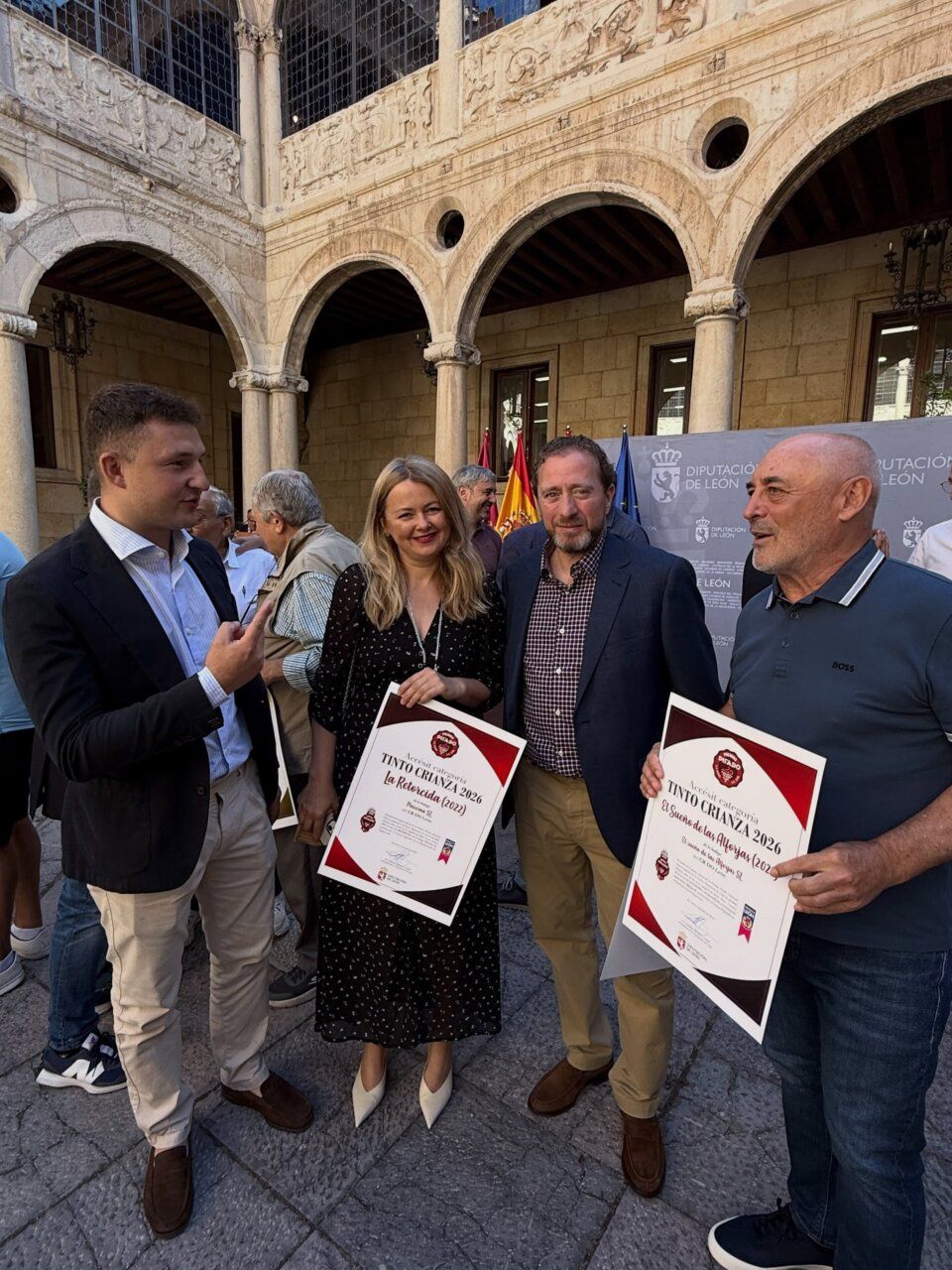 Entrega de premios a los mejores vinos en León con participantes y diplomas.