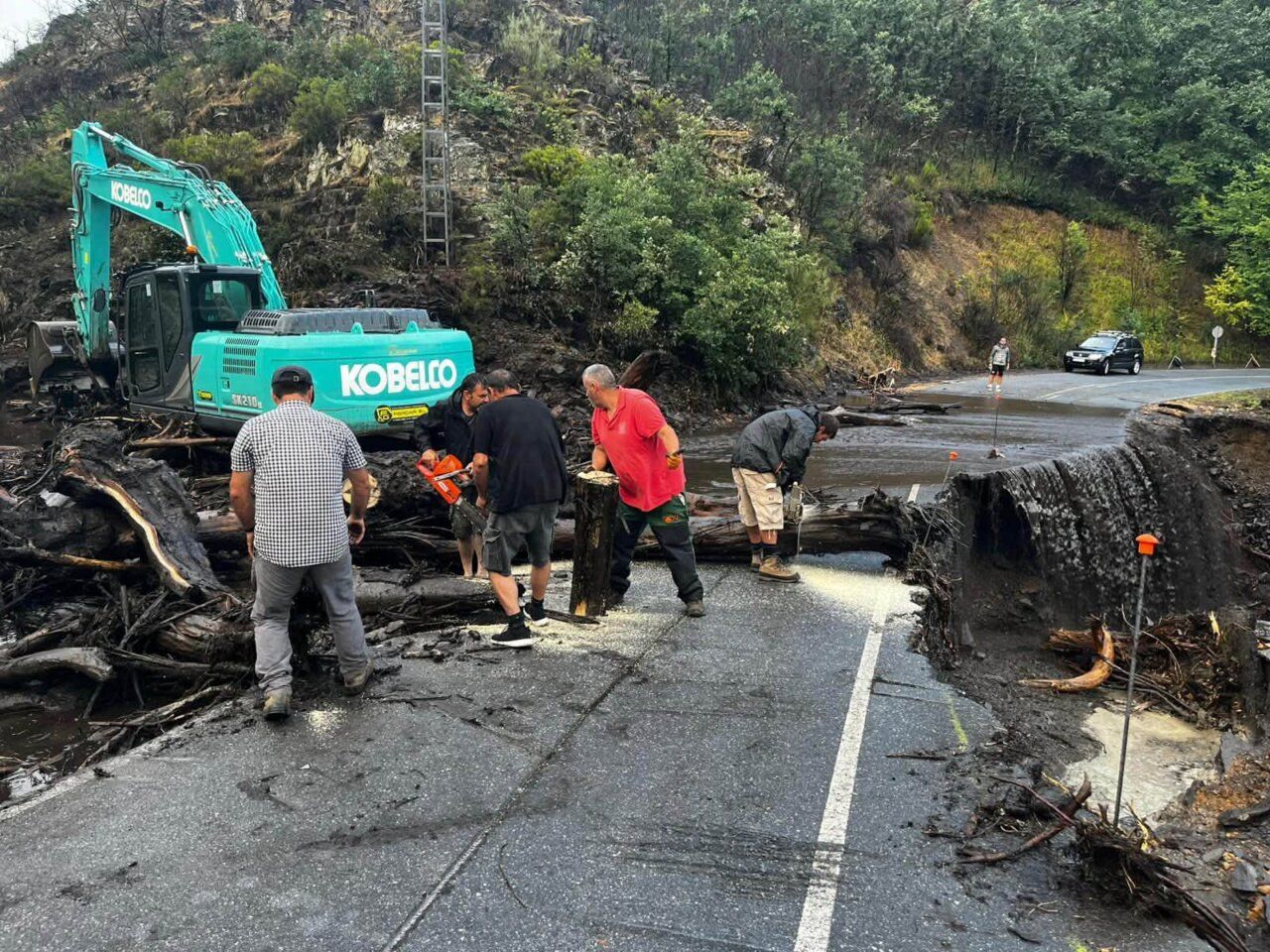 Trabajadores realizando labores de reparación en el Valle de Fornela