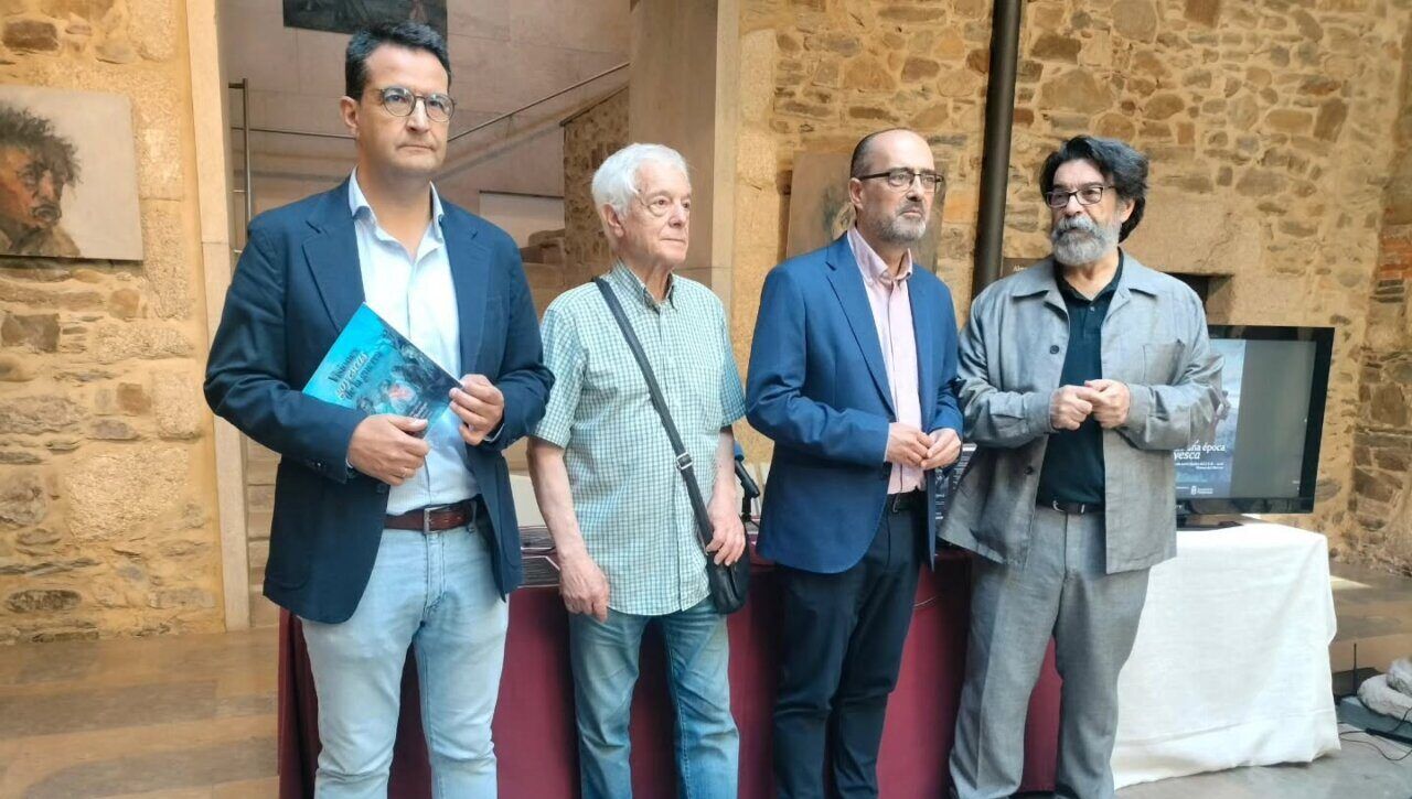 Cuatro personas en un evento sobre la época goyesca en Ponferrada
