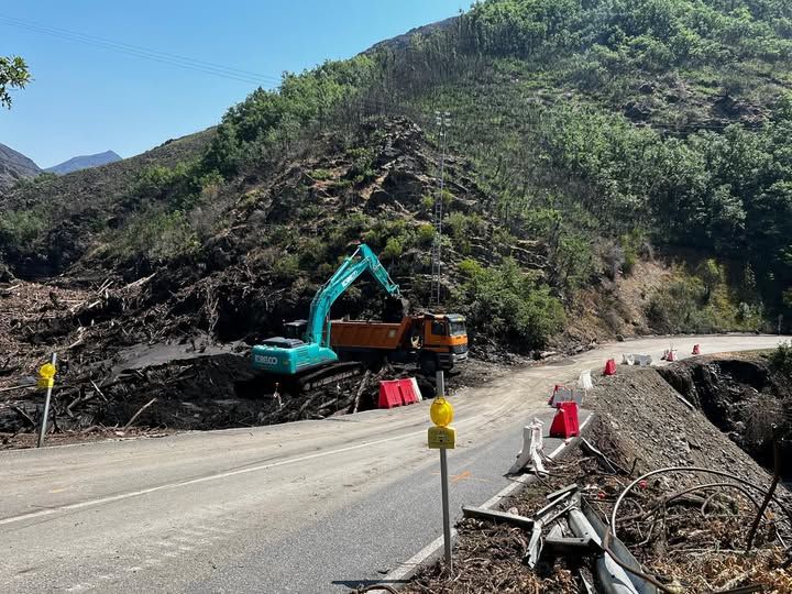 Maquinaria pesada trabajando en la carretera del Valle de Fornela