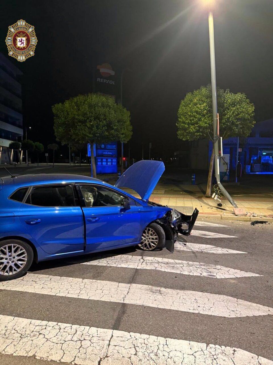 Vehículo azul dañado tras accidente de tráfico en León