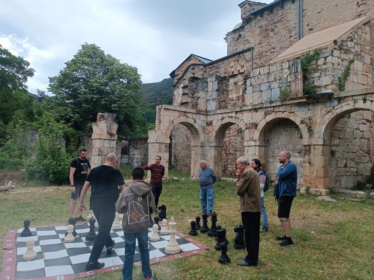 Participantes en un torneo de ajedrez en el Monasterio de San Pedro de Montes