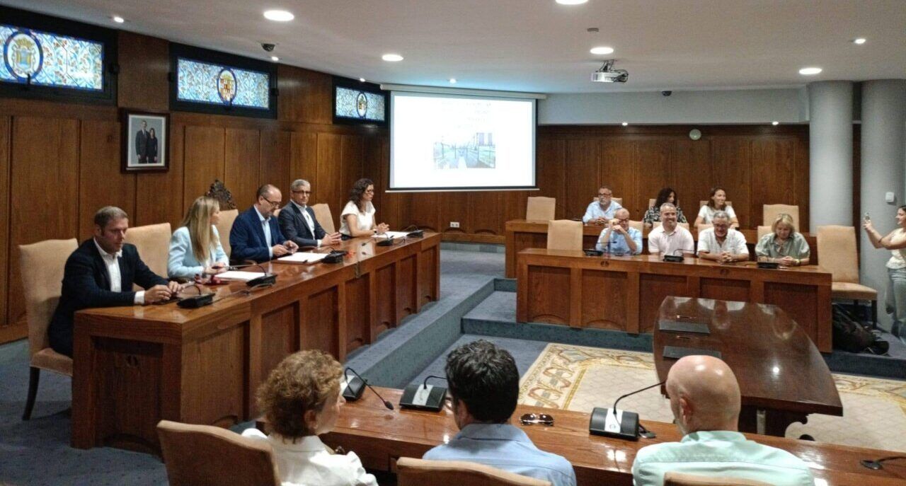Reunión sobre el acuerdo para cubrir el canal de Cornatel en Ponferrada