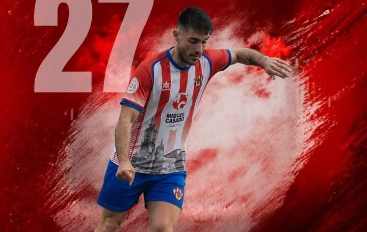 Alejandro Basalo en acción con el balón, vestido con la camiseta del Atlético Bembibre.