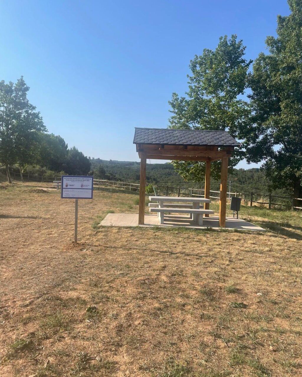 Nueva área de descanso en Fabero con mesa y bancos de piedra
