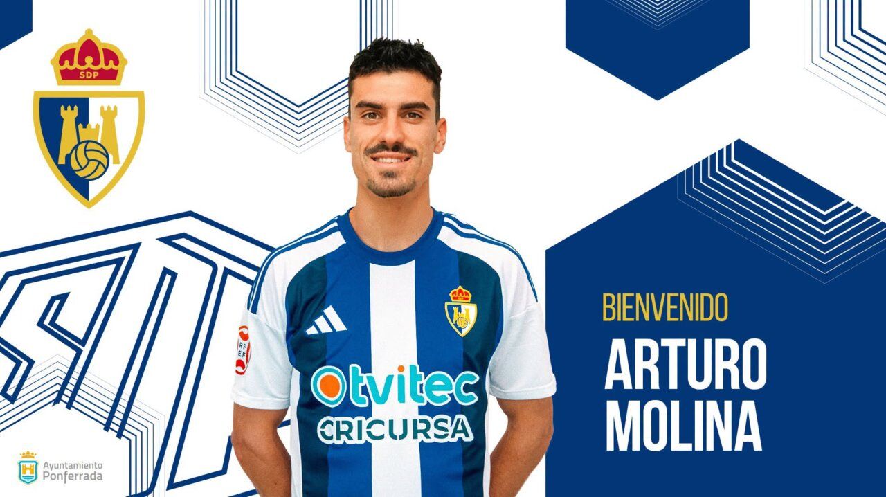 Arturo Molina posando con la camiseta de la SD Ponferradina