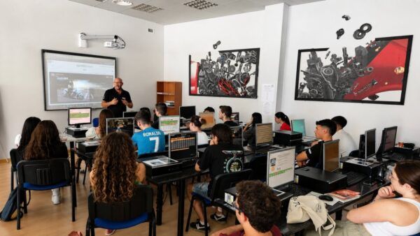 Clase teórica en la Autoescuela Triángulo con estudiantes atentos