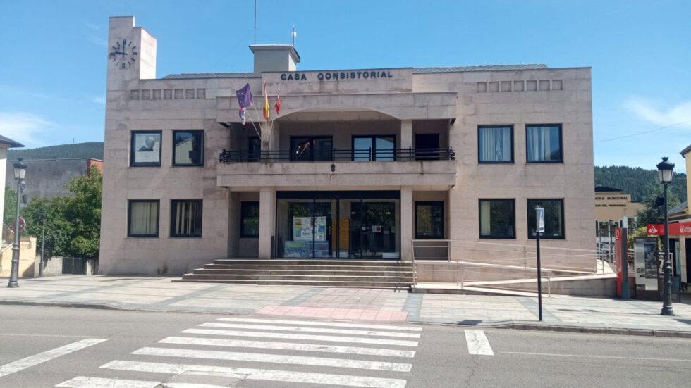 Edificio del Ayuntamiento de Fabero con bandera y reloj