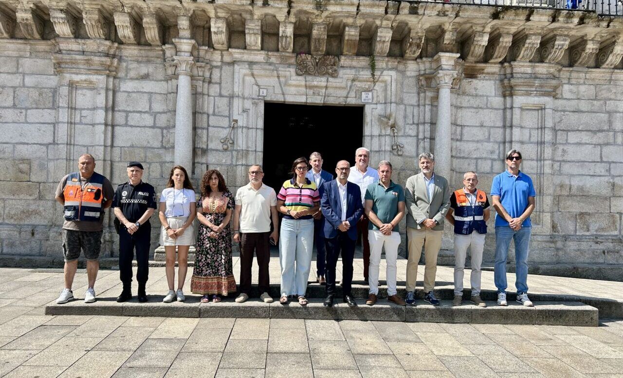 Grupo de personas en el Ayuntamiento de Ponferrada durante un minuto de silencio.