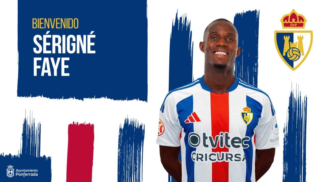 Sérigné Faye con la camiseta de la SD Ponferradina sonriendo
