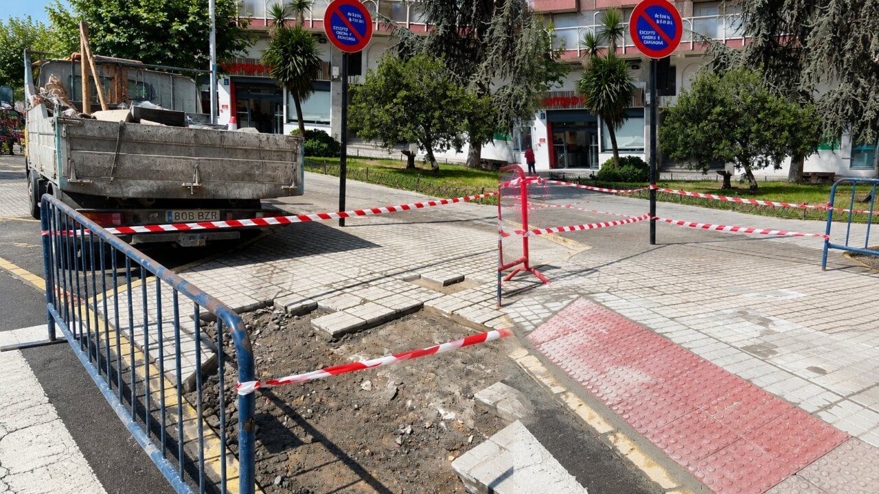 Camión de obras en una calle de Ponferrada con señalización de trabajos